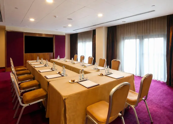 Canary Riverside Plaza Hotel
